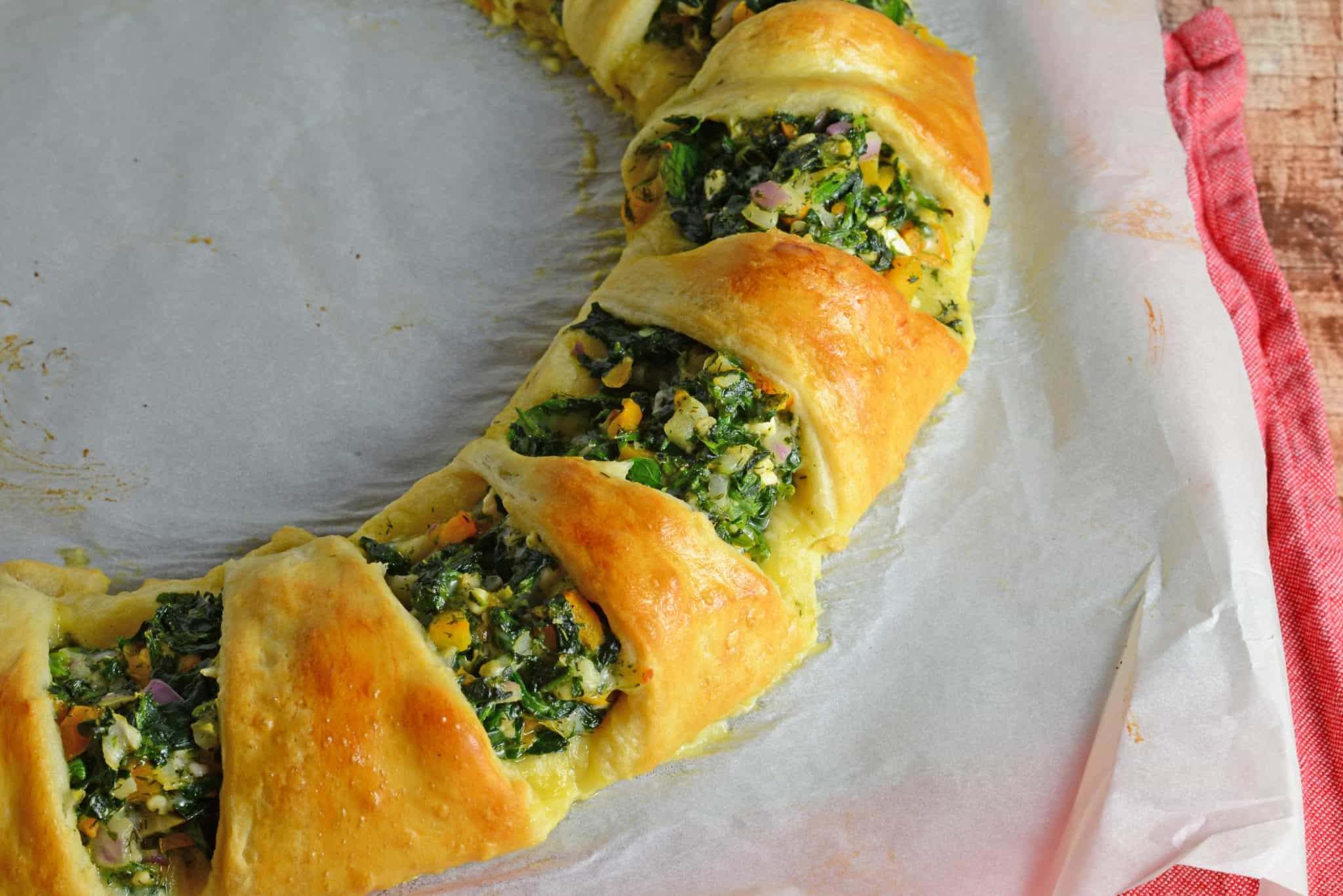 Spinach Crescent Ring is an easy brunch idea or appetizer recipe using spinach, bell pepper, onion, herbs and cheese. It is a hit at all of my parties!