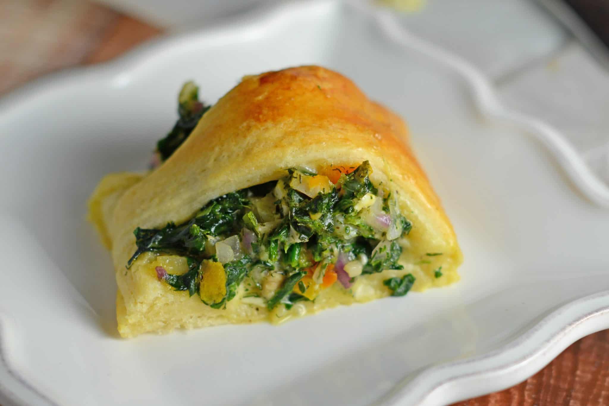 Spinach Crescent Ring is an easy brunch idea or appetizer recipe using spinach, bell pepper, onion, herbs and cheese. It is a hit at all of my parties! 