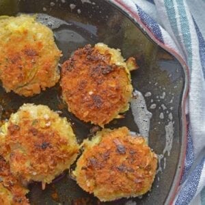 Hearts of Palm Cakes are crunchy cakes made with hearts of palm, artichokes, garlic and panko served with a zesty garlic aioli. www.savoryexperiments.com