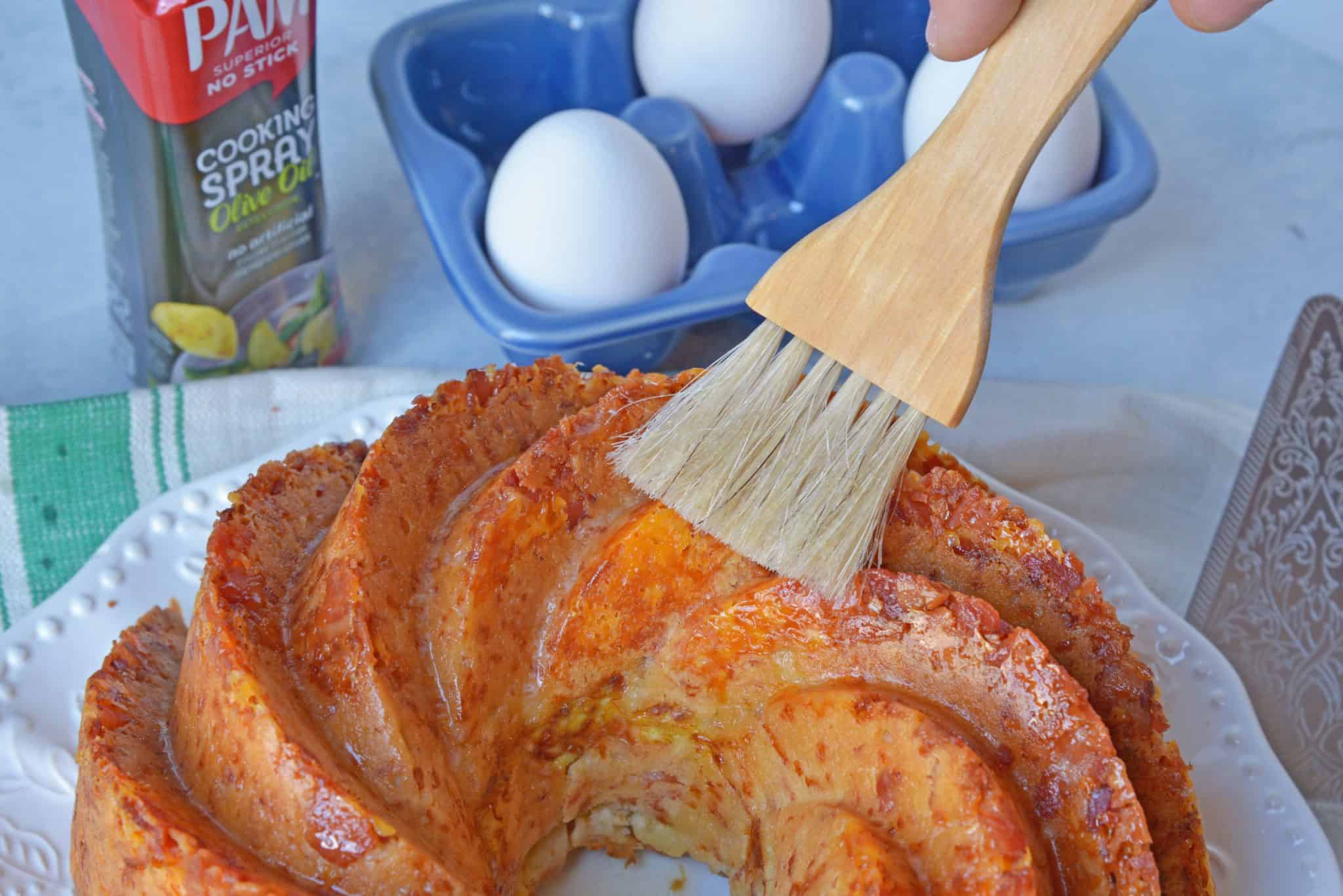 Bacon, Egg and Cheese Breakfast Bread is an easy breakfast recipe for feeding a large group. Prepare ingredients before and simply bake in the morning. #breakfastbread #easybreakfastrecipes www.savoryexperiments.com 