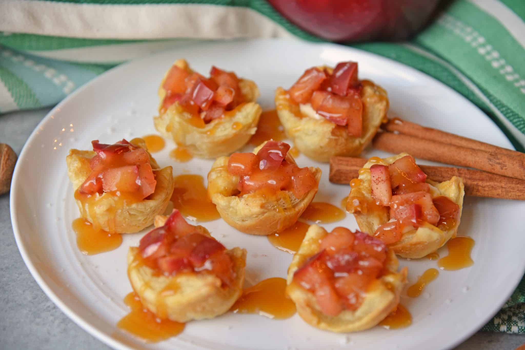 Caramel Apple Bites with Brie are a quick apple tart recipe using puff pastry. The best mix between mini caramel apples and salted caramel apple pie! #minicaramelapples #caramelapplebites www.savoryexperiments.com