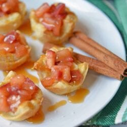 Caramel Apple Bites with Brie are a quick apple tart recipe using puff pastry. The best mix between mini caramel apples and salted caramel apple pie! #minicaramelapples #caramelapplebites www.savoryexperiments.com