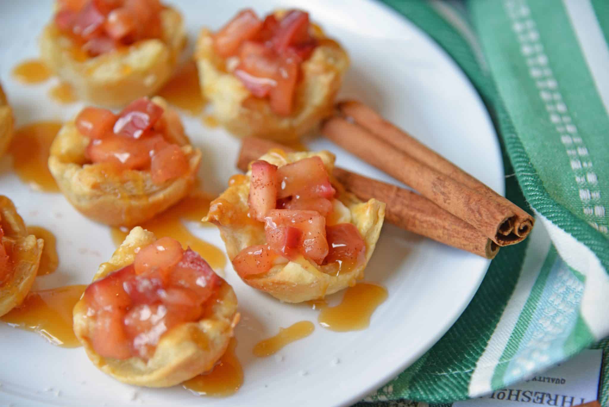 Caramel Apple Bites with Brie are a quick apple tart recipe using puff pastry. The best mix between mini caramel apples and salted caramel apple pie! #minicaramelapples #caramelapplebites www.savoryexperiments.com