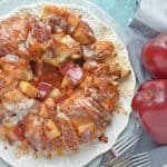 Apple Monkey Bread is an easy monkey bread with canned biscuits and fresh apples. A winning brunch and breakfast recipe for special occasions. #monkeybreadrecipe #easymonkeybread www.savoryexperiments.com