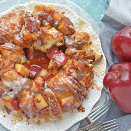 Apple Monkey Bread is an easy monkey bread with canned biscuits and fresh apples. A winning brunch and breakfast recipe for special occasions. #monkeybreadrecipe #easymonkeybread www.savoryexperiments.com