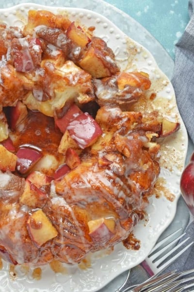 Apple Monkey Bread is an easy monkey bread with canned biscuits and fresh apples. A winning brunch and breakfast recipe for special occasions. #monkeybreadrecipe #easymonkeybread www.savoryexperiments.com