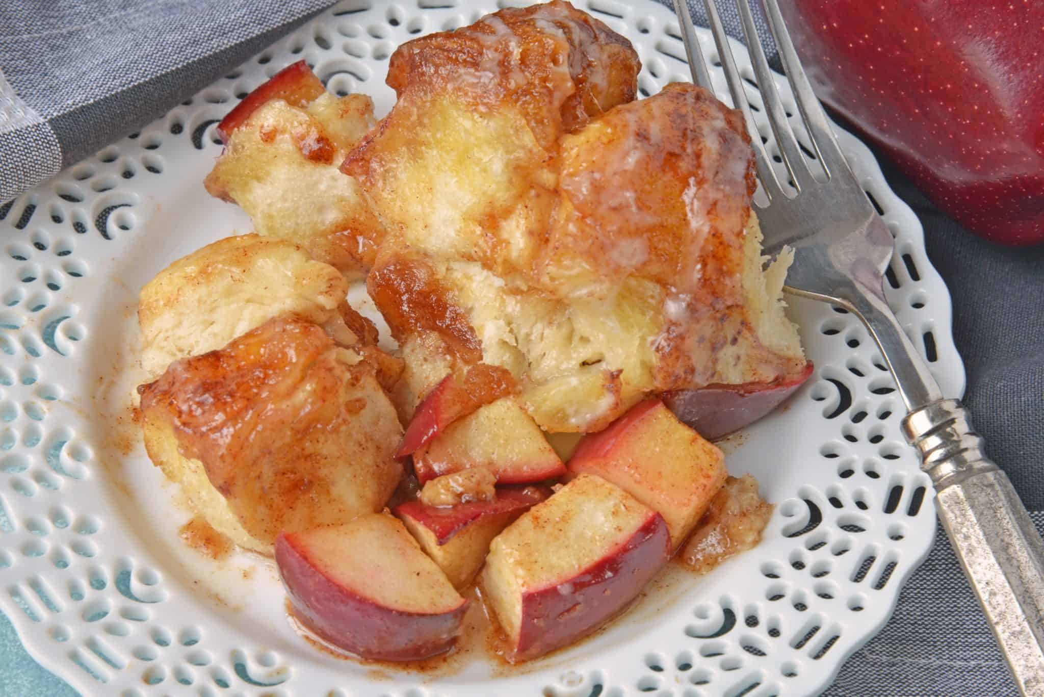 Apple Monkey Bread is an easy monkey bread with canned biscuits and fresh apples. A winning brunch and breakfast recipe for special occasions. #monkeybreadrecipe #easymonkeybread www.savoryexperiments.com