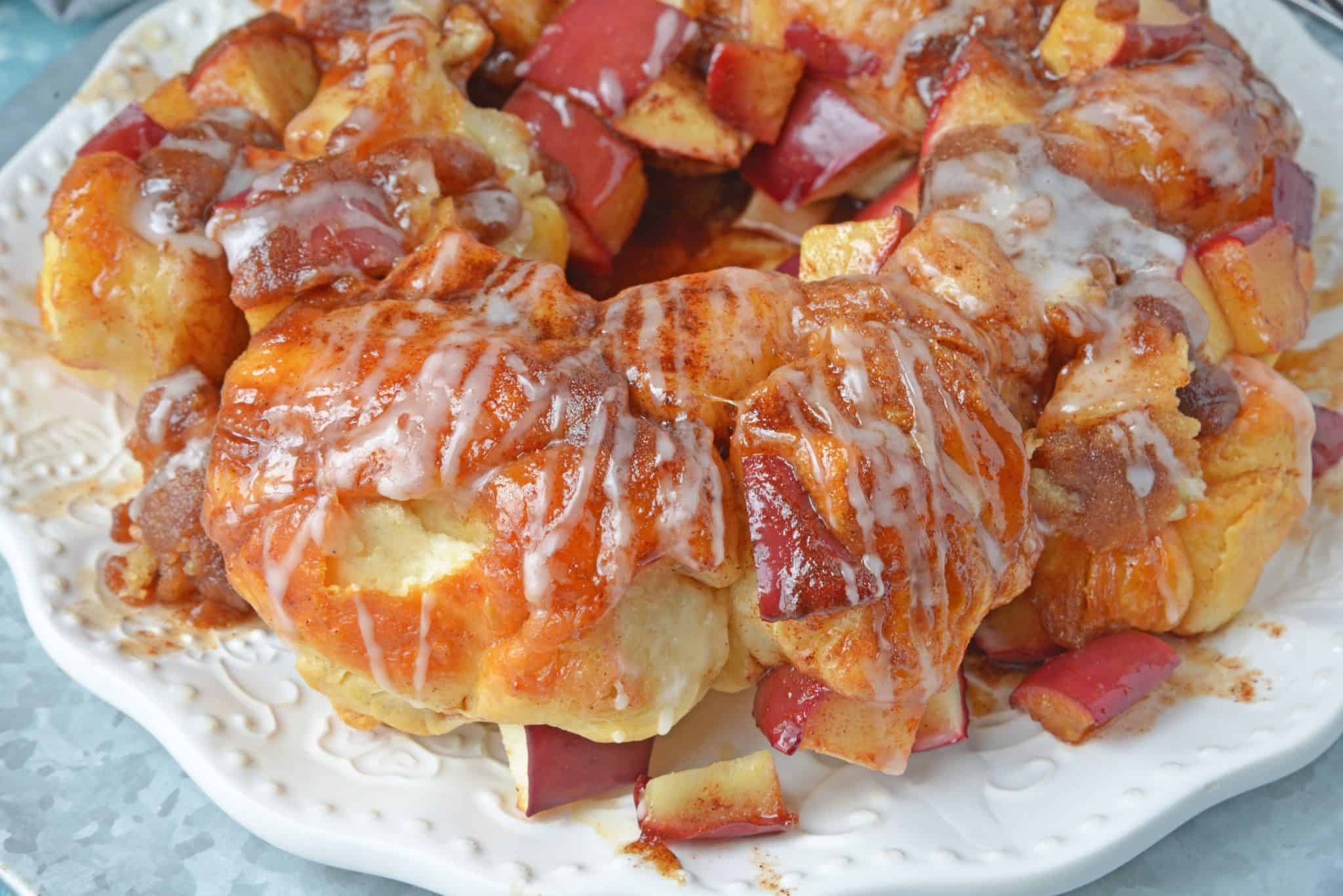 Apple Monkey Bread is an easy monkey bread with canned biscuits and fresh apples. A winning brunch and breakfast recipe for special occasions. #monkeybreadrecipe #easymonkeybread www.savoryexperiments.com