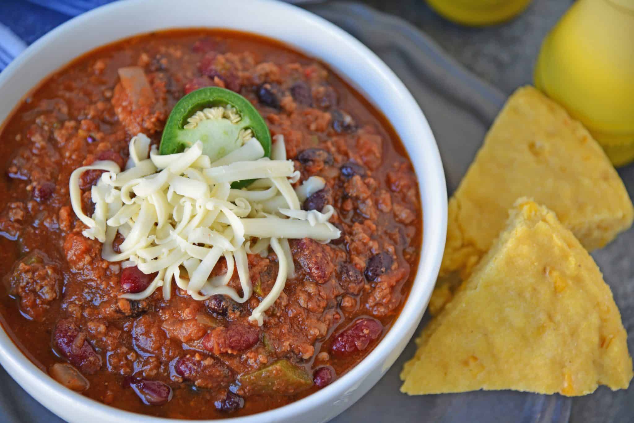 Instant Pot Chili is a gold star chili. A simple chili recipe using jalapeño, chili seasoning, beans and beef ready in just 20 minutes! #instantpotrecipes #intantpotchili #easychilirecipe www.savoryexperiments.com 