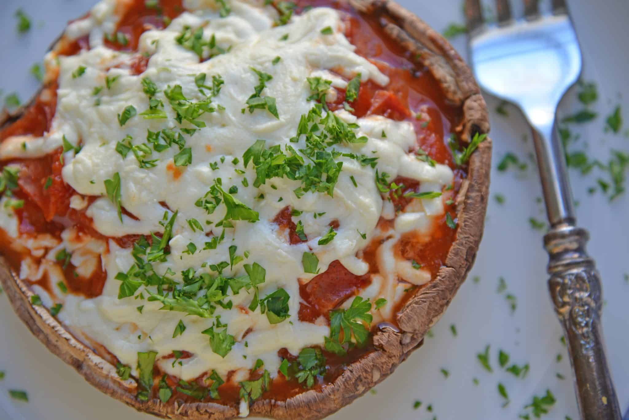 This Quick Portabella Pizza is the ultimate low carb pizza and easiest stuffed portabella recipe with only 4 ingredients and ready in 20 minutes! #portabellamushroomrecipes #stuffedportabellamushrooms #portabellapizza #lowcarbpizza www.savoryexperiments.com