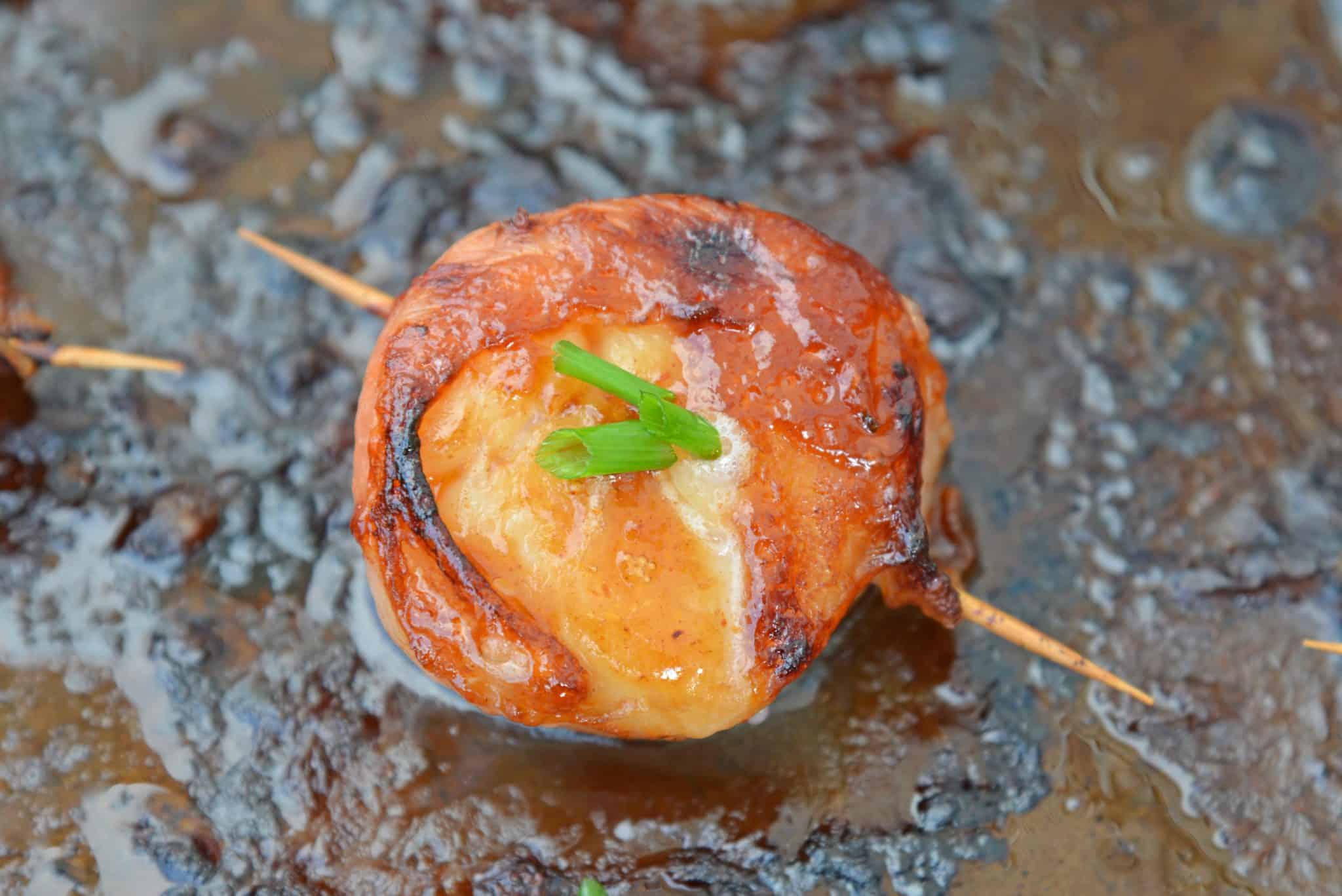 Bacon wrapped scallop with chives 