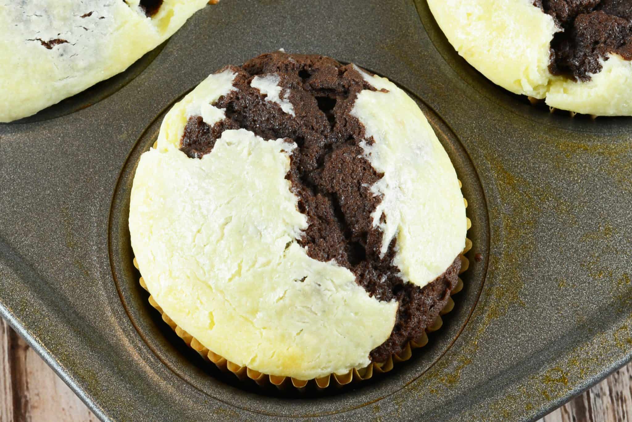 Black bottom cupcakes are a delicious combination of chocolate cupcake bottom and vanilla cream cheese filling. Easy to make and so tasty! #blackbottomcupcakes #blackbottommuffins #creamcheesecupcakes www.savoryexperiments.com