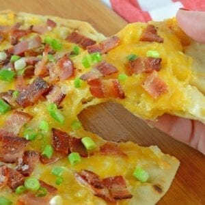 Bacon Cheddar Flatbread Pizza has just the right amount of bacon, cheese and garlic, this is a weeknight dinner that will be requested again and again! #flatbreadpizza www.savoryexperiments.com