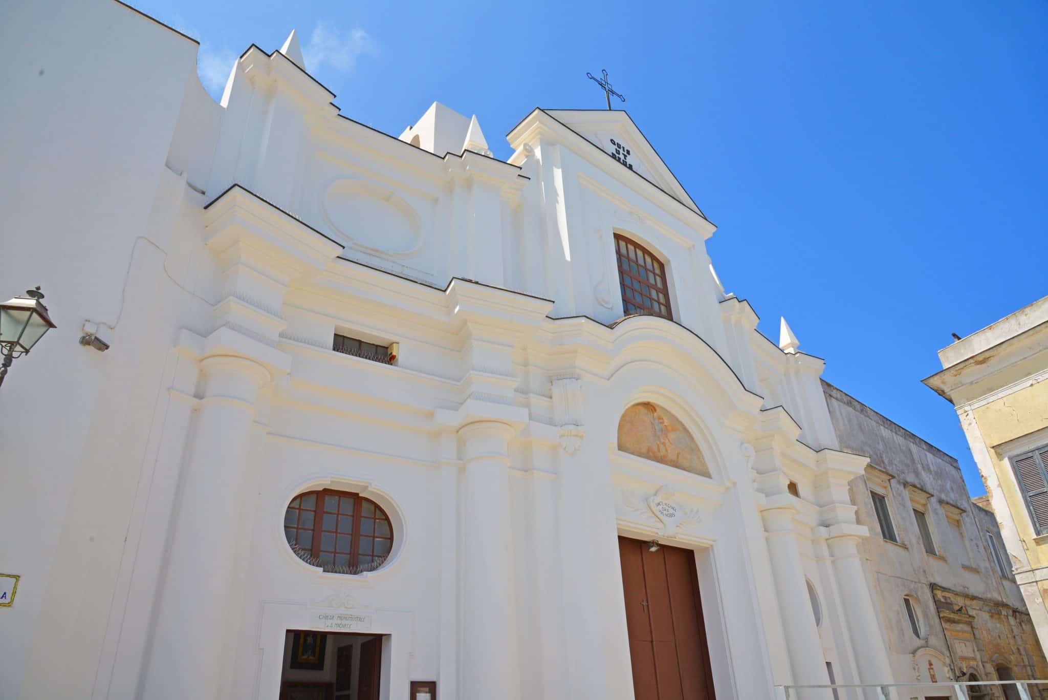 Looking for what to do in Capri? From the beach, to sightseeing, shopping and good, we have you covered! Start planning your Capri vacation now! #capriitaly #capriisland www.savoryexperiments.com