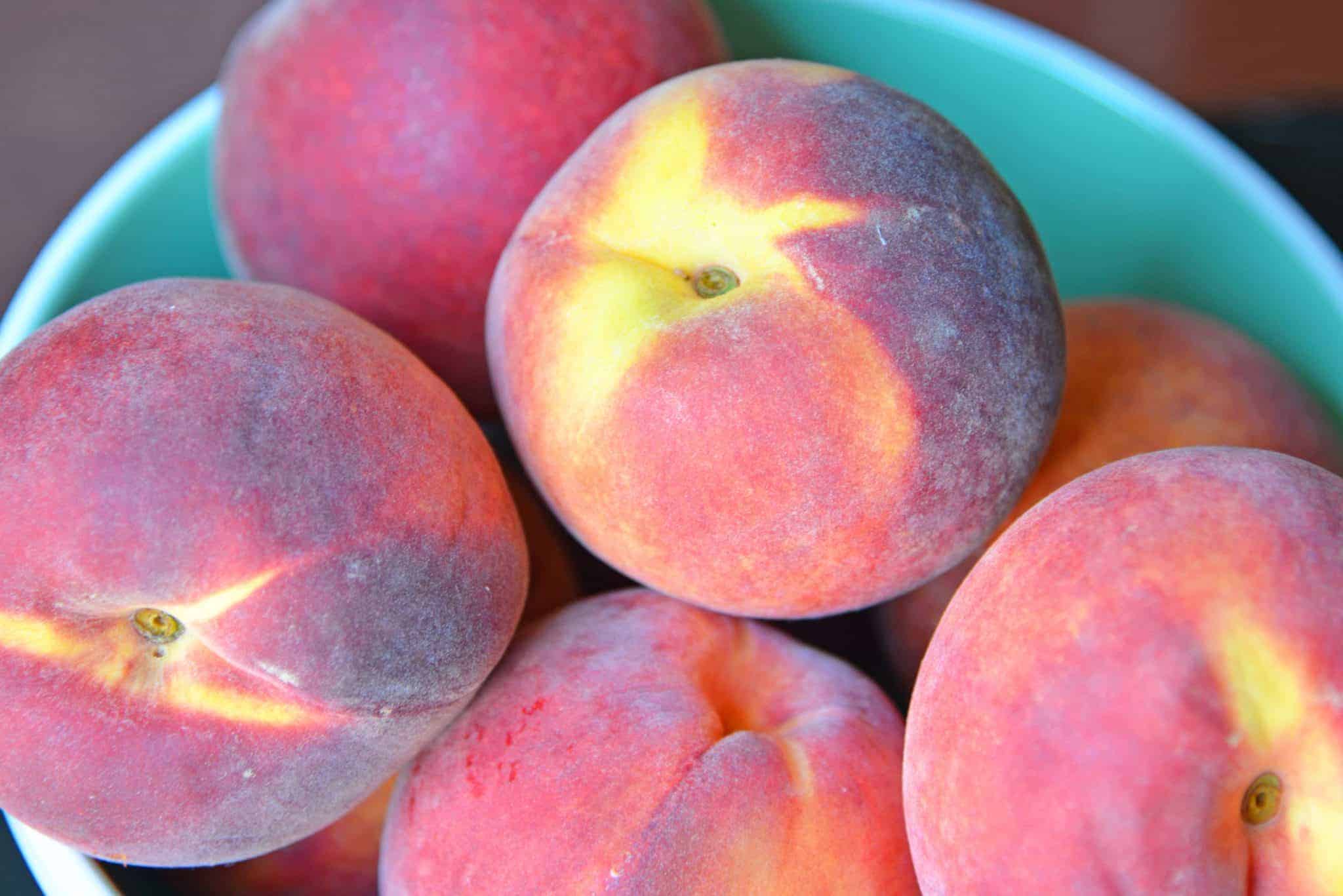 Learn how to peel a peach in just a minute! Super easy without cooking the peach. Perfect for sauces, salads, pies, cobblers and salsas! #howtopeelapeach #peelingpeaches www.savoryexperiments.com 