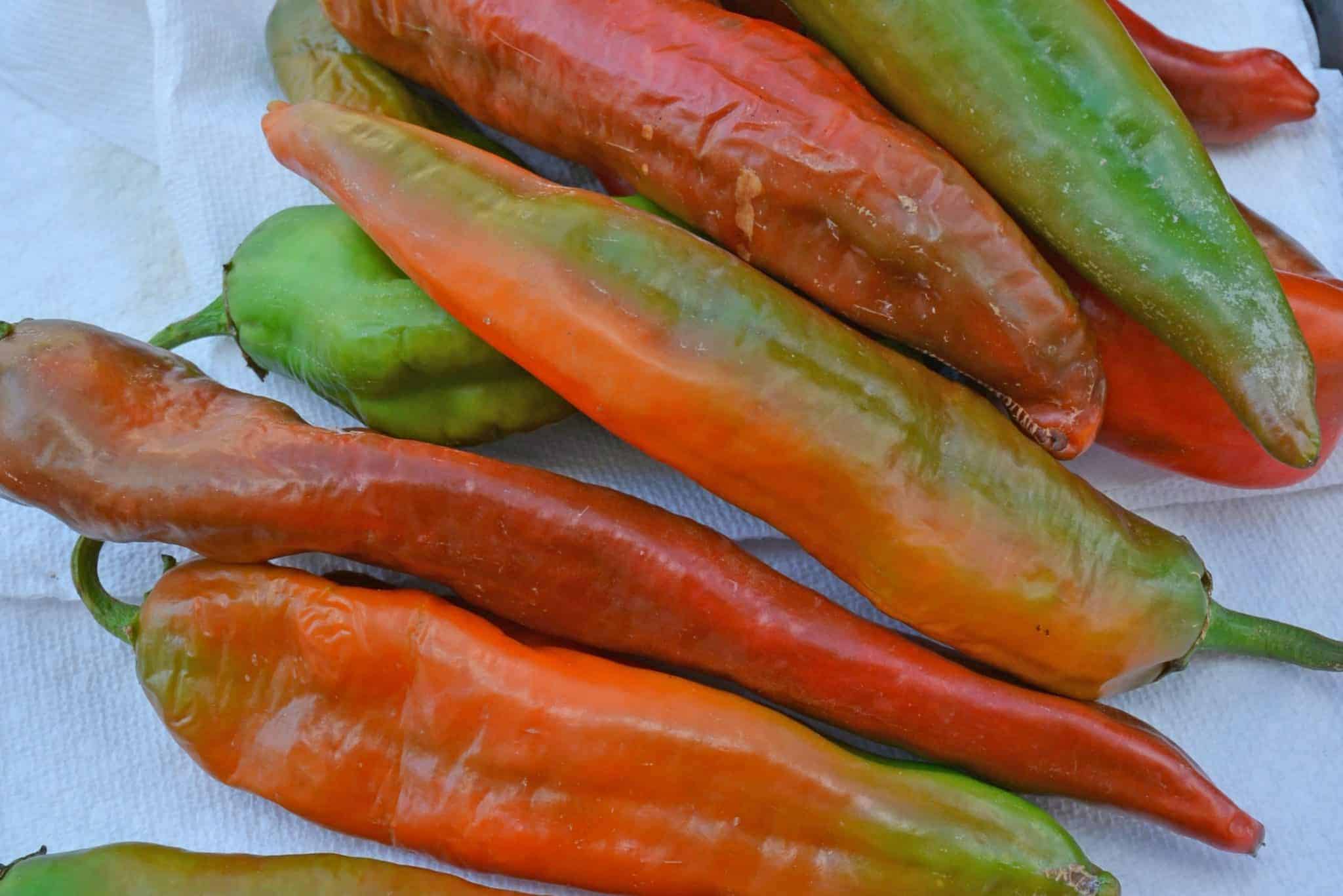 Step-by-step instructions with pictures on how to roast Hatch chile peppers. Roast, peel and seed super easy! #howtoroasthatchchilepeppers #hatchchile www.savoryexperiments.com 