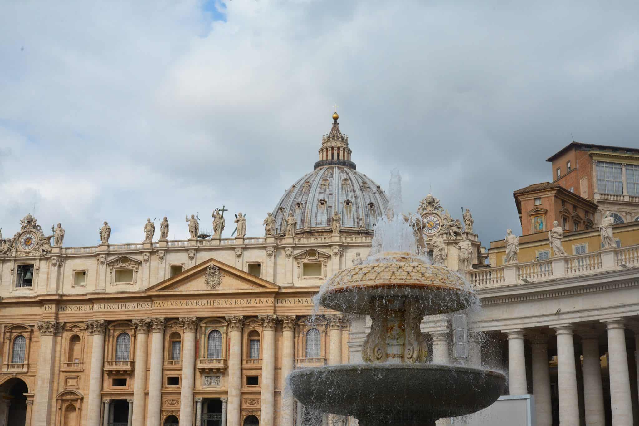 Day 2 itinerary includes a visit to Vatican City including St. Peter’s Square and Basilica, Sistine Chapel, Vatican Museums. #triptovaticancity #romeitaly www.savoryexperiments.com