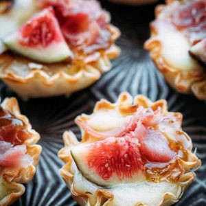Baked brie bites with fig on a tray