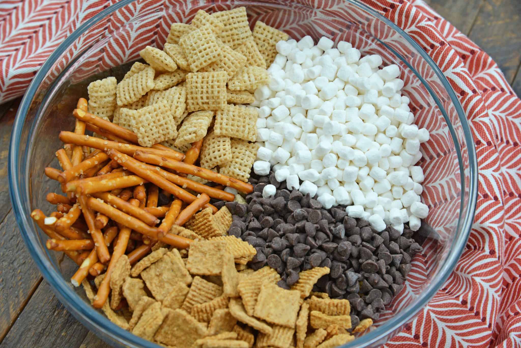 S'mores Trail Mix uses just 5 ingredient to make a sweet, salty and crunchy snack that is perfect for on-the-go and anytime of day! #trailmixrecipes #smoresrecipes www.savoryexperiments.com