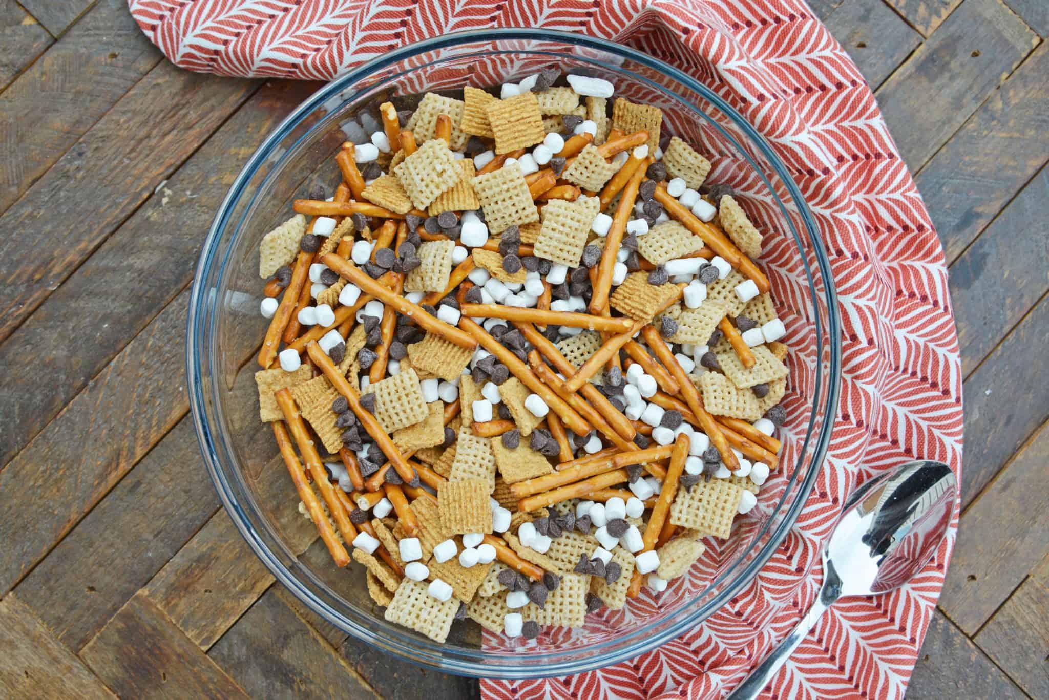 S'mores Trail Mix uses just 5 ingredient to make a sweet, salty and crunchy snack that is perfect for on-the-go and anytime of day! #trailmixrecipes #smoresrecipes www.savoryexperiments.com