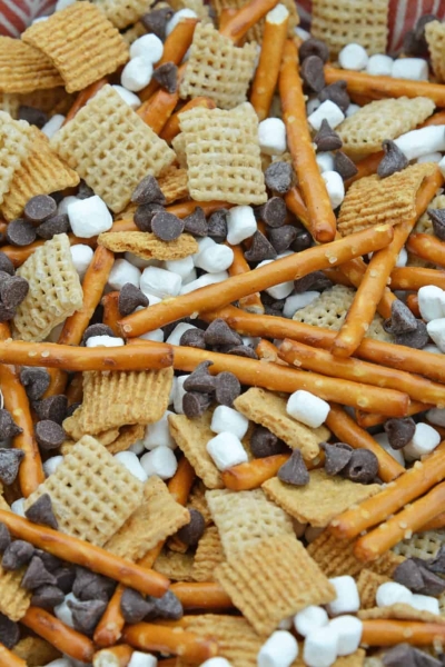 S'mores Trail Mix uses just 5 ingredient to make a sweet, salty and crunchy snack that is perfect for on-the-go and anytime of day! #trailmixrecipes #smoresrecipes www.savoryexperiments.com