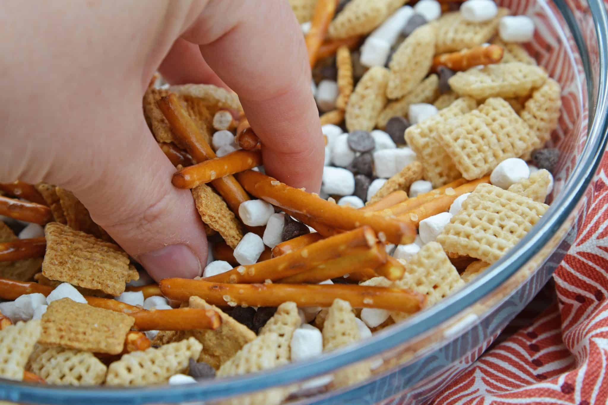 S'mores Trail Mix uses just 5 ingredient to make a sweet, salty and crunchy snack that is perfect for on-the-go and anytime of day! #trailmixrecipes #smoresrecipes www.savoryexperiments.com