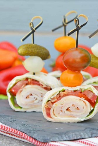 Turkey Club Sandwich Pinwheels use the traditional club sandwich ingredients, but wrap them in a tortilla. Easy to make, eat and clean up! #clubsandwichrecipe #turkeyclub #howtomakepinwheels www.savoryexperiments.com