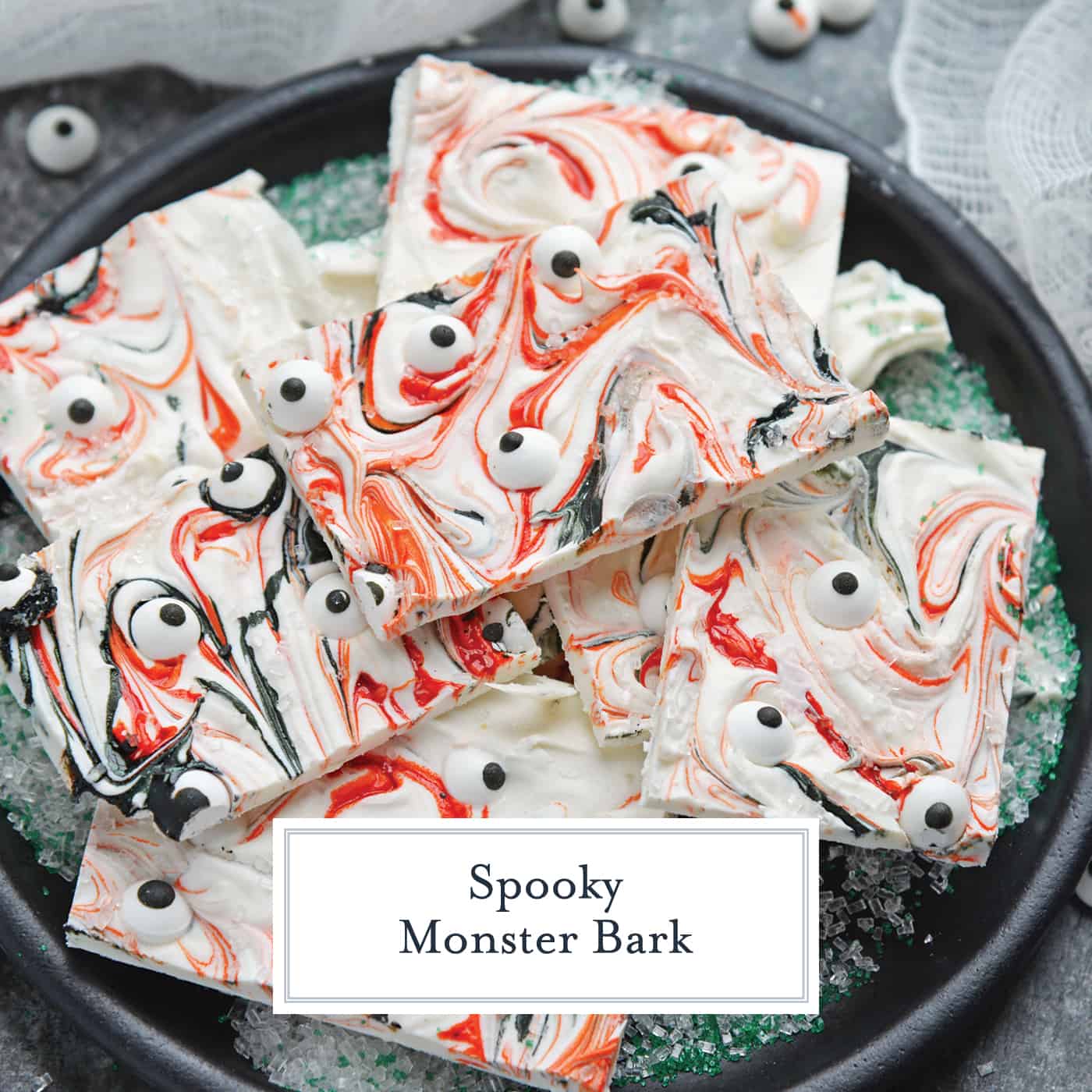 Monster Bark er en rask Og enkel Halloween godbit laget med godteri øyeepler. Alltid en hit med barn, det er den perfekte Halloween dessert for enhver fest! # monsterbark # howtomakechocolatebark # candyeyeballs www.savoryexperiments.com