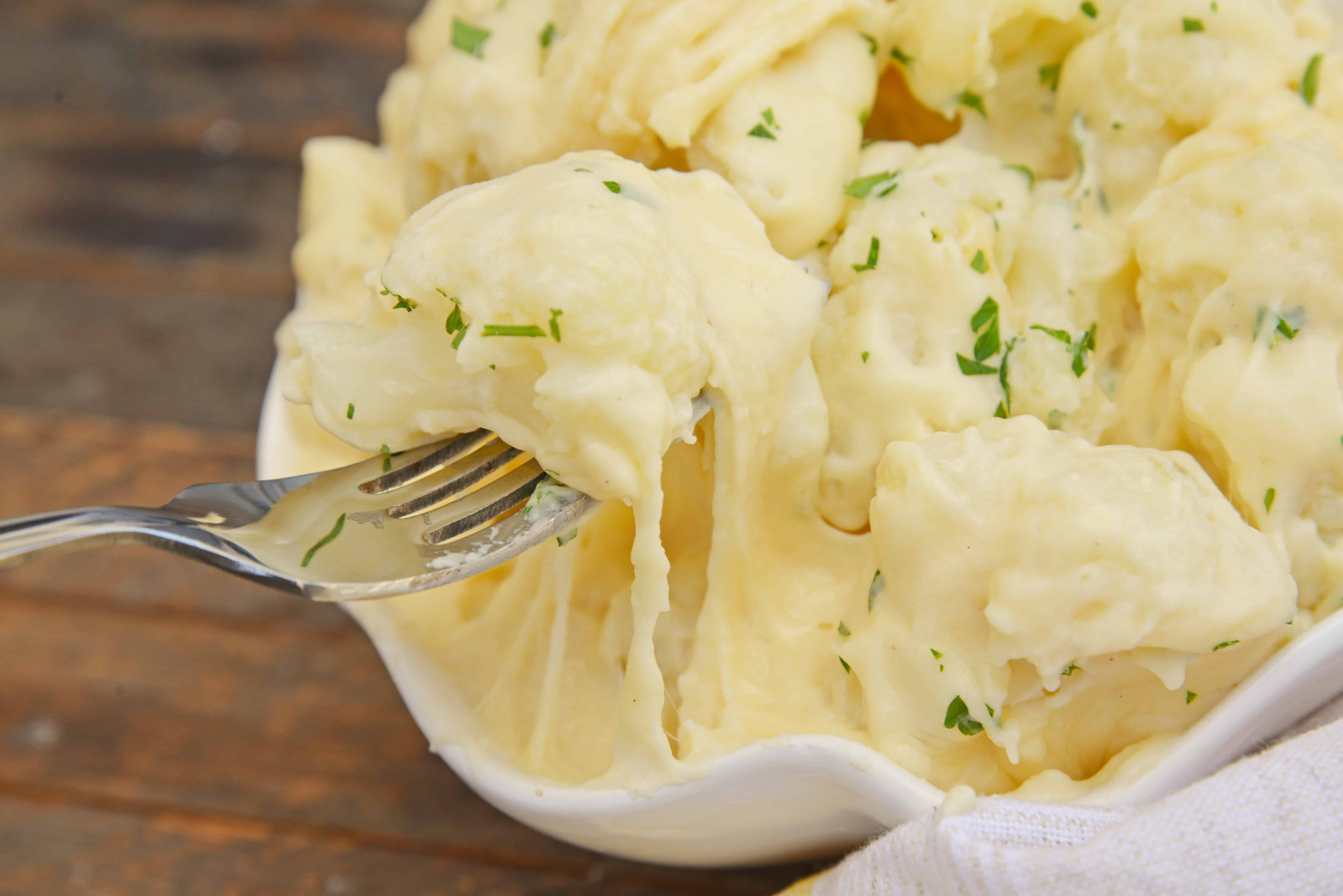 Cauliflower Mac and Cheese is an easy-to-make low carb mac and cheese that follows keto guidelines. A kid-friendly cauliflower side dish! #cauliflowermacandcheese #ketomacandcheese #lowcarbsidedishes www.savoryexperiments.com