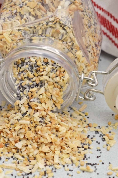 Everything Bagel Seasoning is all of the flavor and goodness of the everything bagel spices so you can sprinkle it on anything! Five ingredients you already have in your pantry. #everythingbagel #everythingbagelseasoning www.savoryexperiments.com