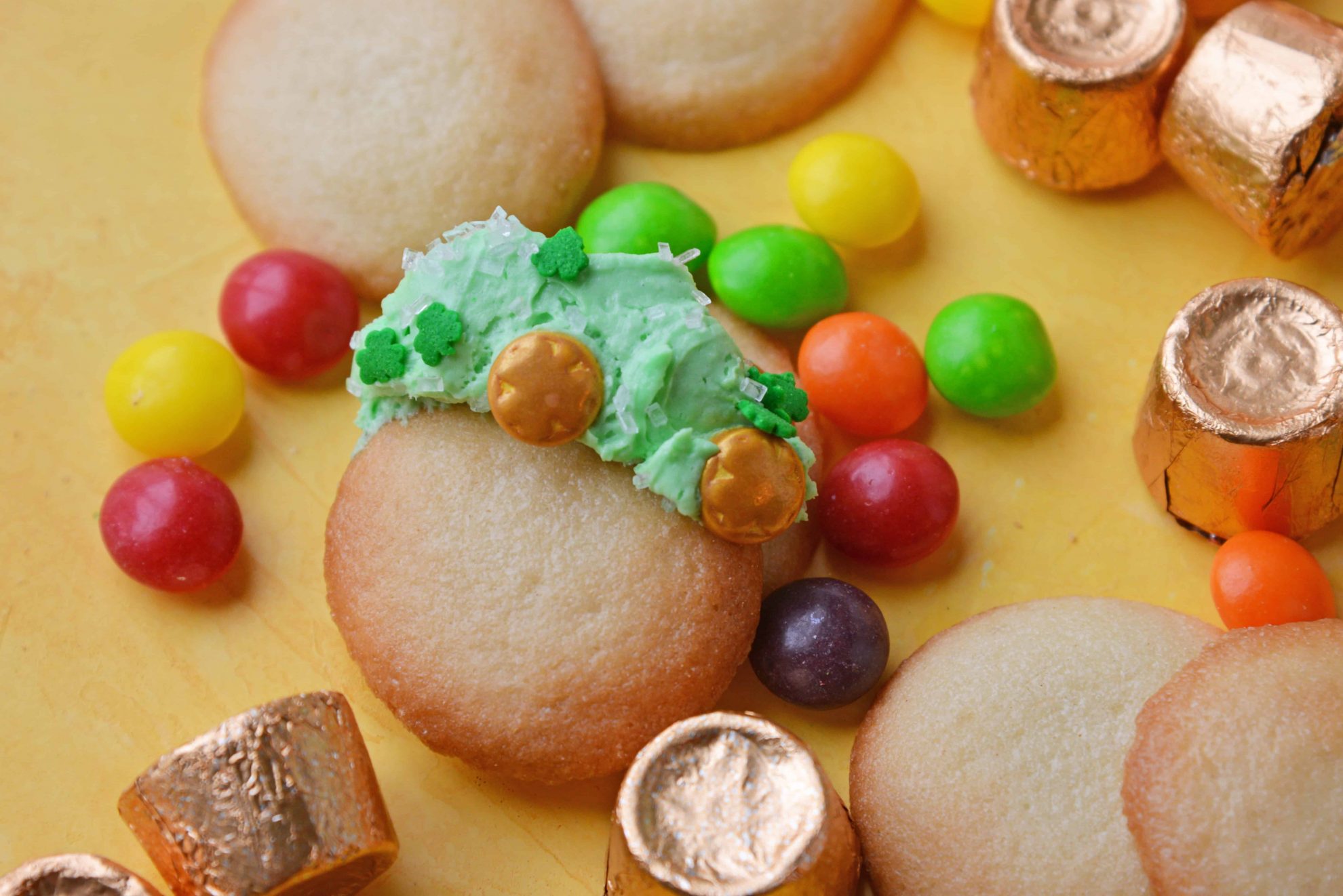 Single Nilla Wafer with St. Patrick\'s Day Dunkaroo Dip