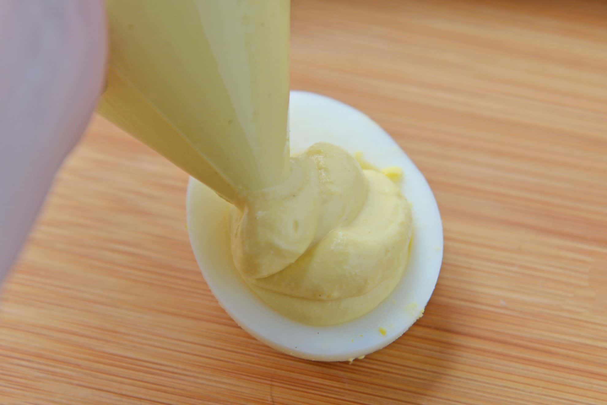 filling deviled eggs  