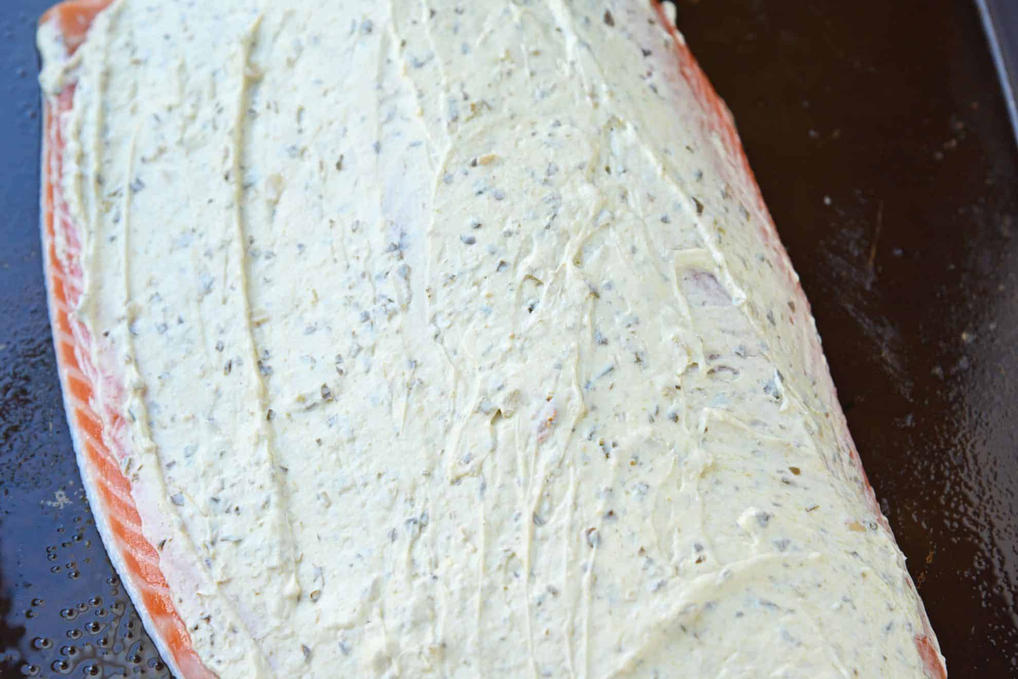 Raw salmon with yogurt pesto sauce
