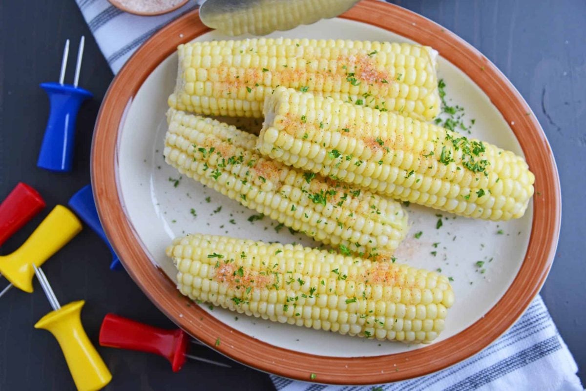 Corn eats on a platter. 