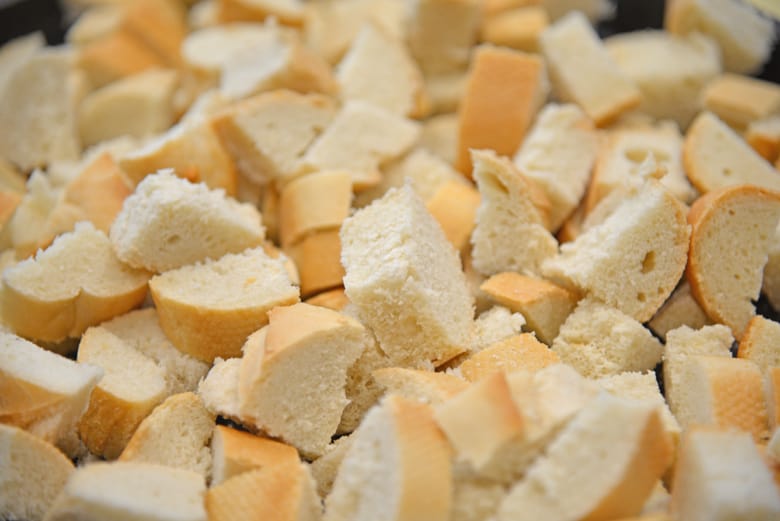 Dried white bread cubes 