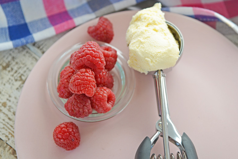 Fresh raspberries and vanilla ice cream 