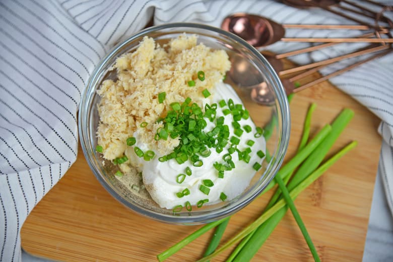 Ingredients for creamy horseradish sauce 