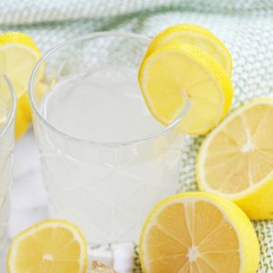 Ein Glas Zitronen-Detox-Wasser