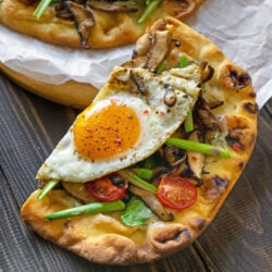 breakfast pizza with egg