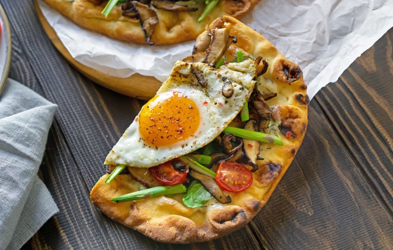 breakfast pizza with egg
