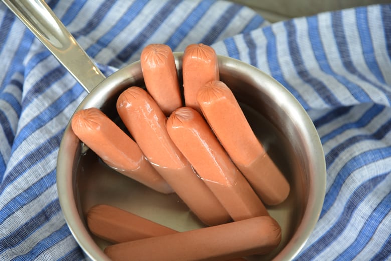 todos os cachorros quentes de carne numa caçarola