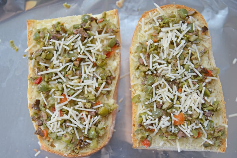 Garlic bread with olive tapenade 