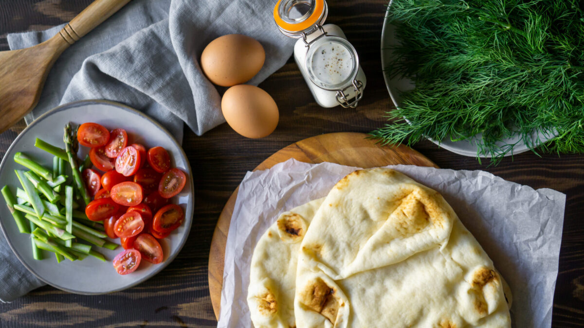 Ingredients for breakfast pizza 