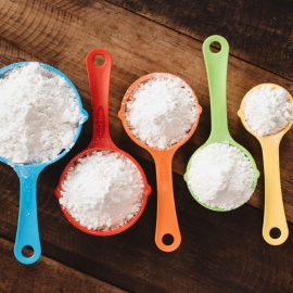 measuring spoons with flour
