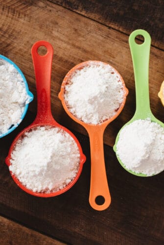 measuring spoons with flour