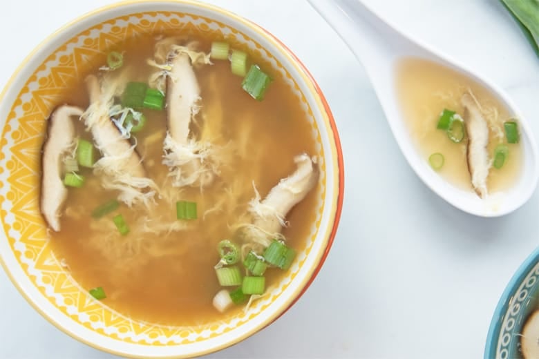 Tazón de sopa de huevo