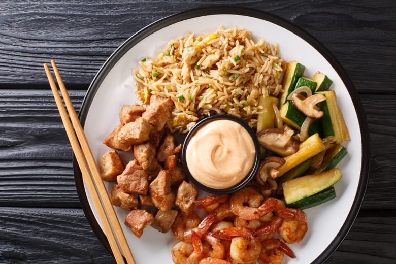 Un plato de comida hibachi
