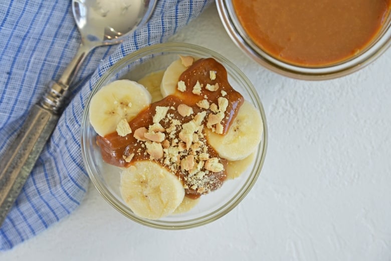 sliced bananas with caramel sauce and cookie crumble 