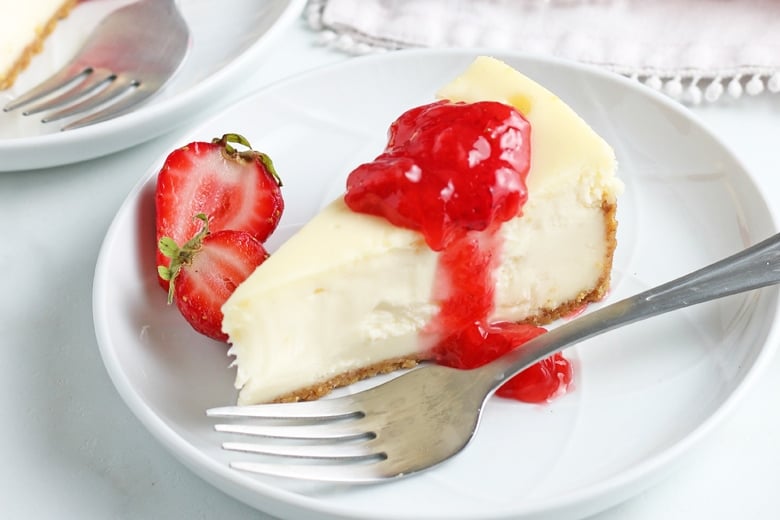 strawberry sauce on cheesecake 