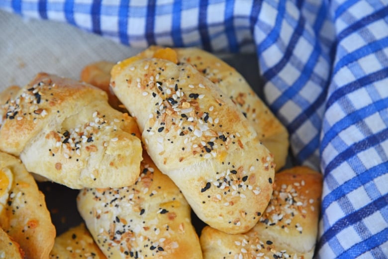 everything seasoning rolls in a basket with blue linen 